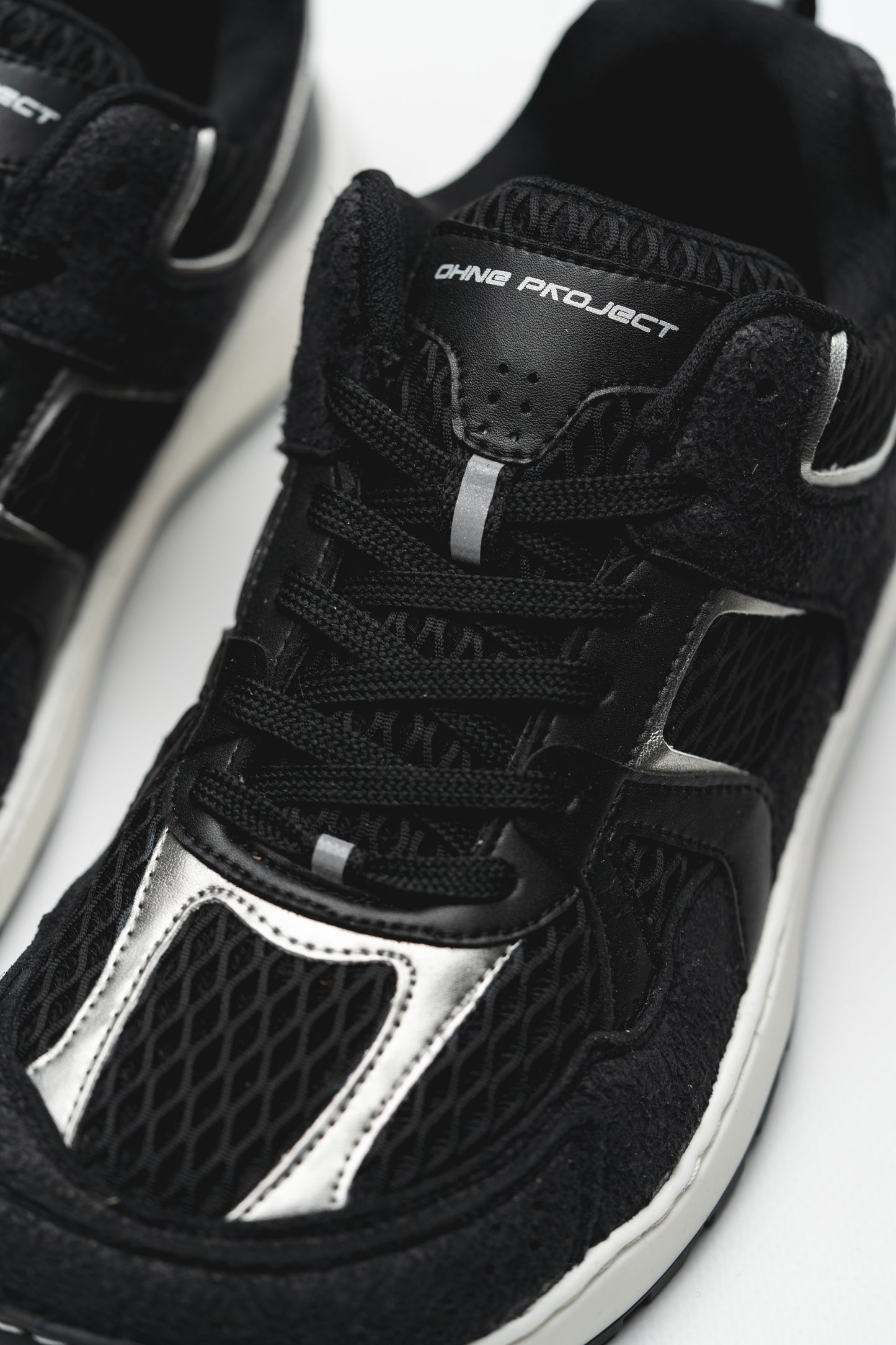 barefoot sneaker retro run silver & black Ohne Project Collection Retro Run above closer