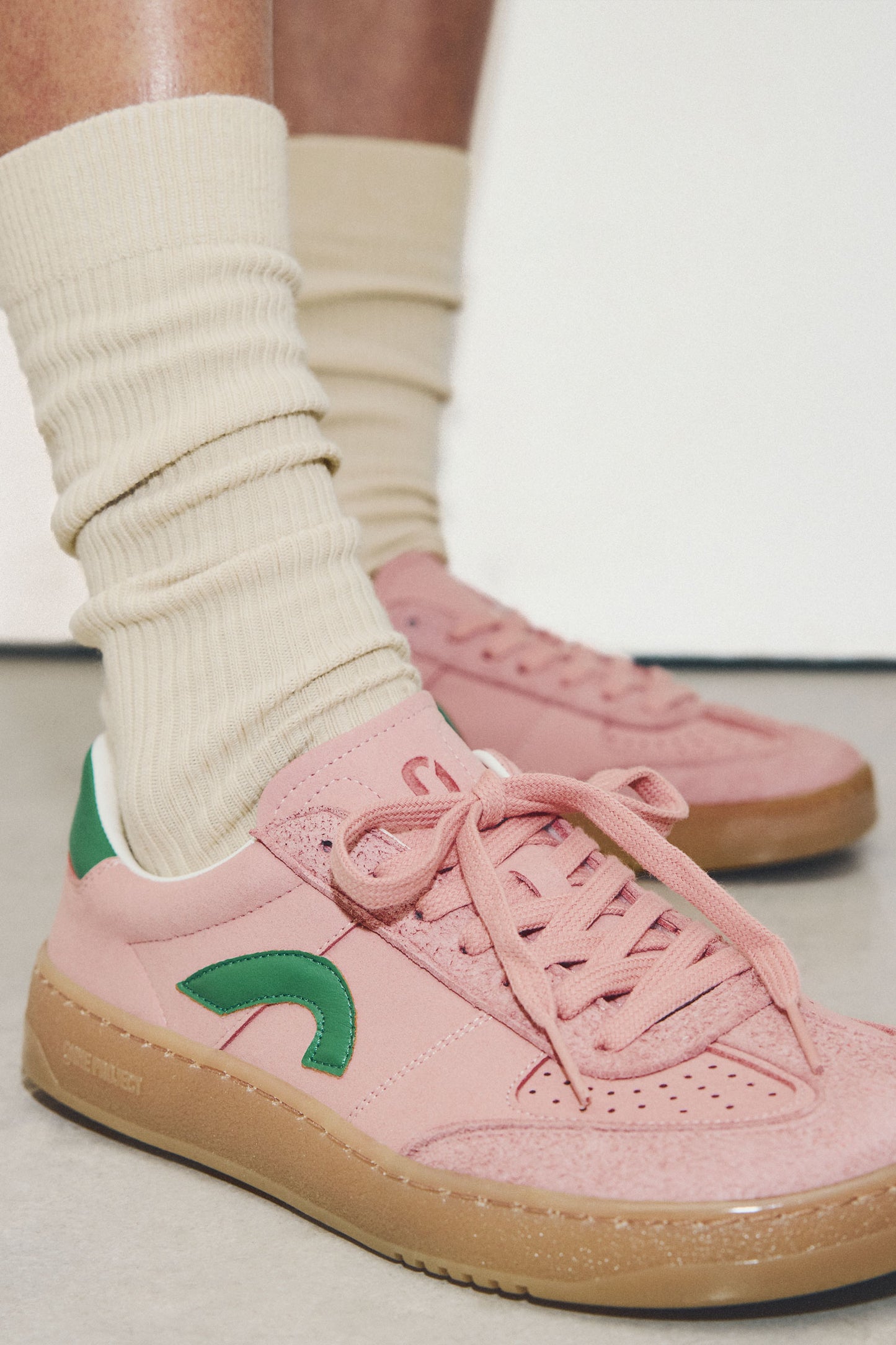 Barefoot Sneaker Project 070 Teddy Pink - Ohne Project - side view on model