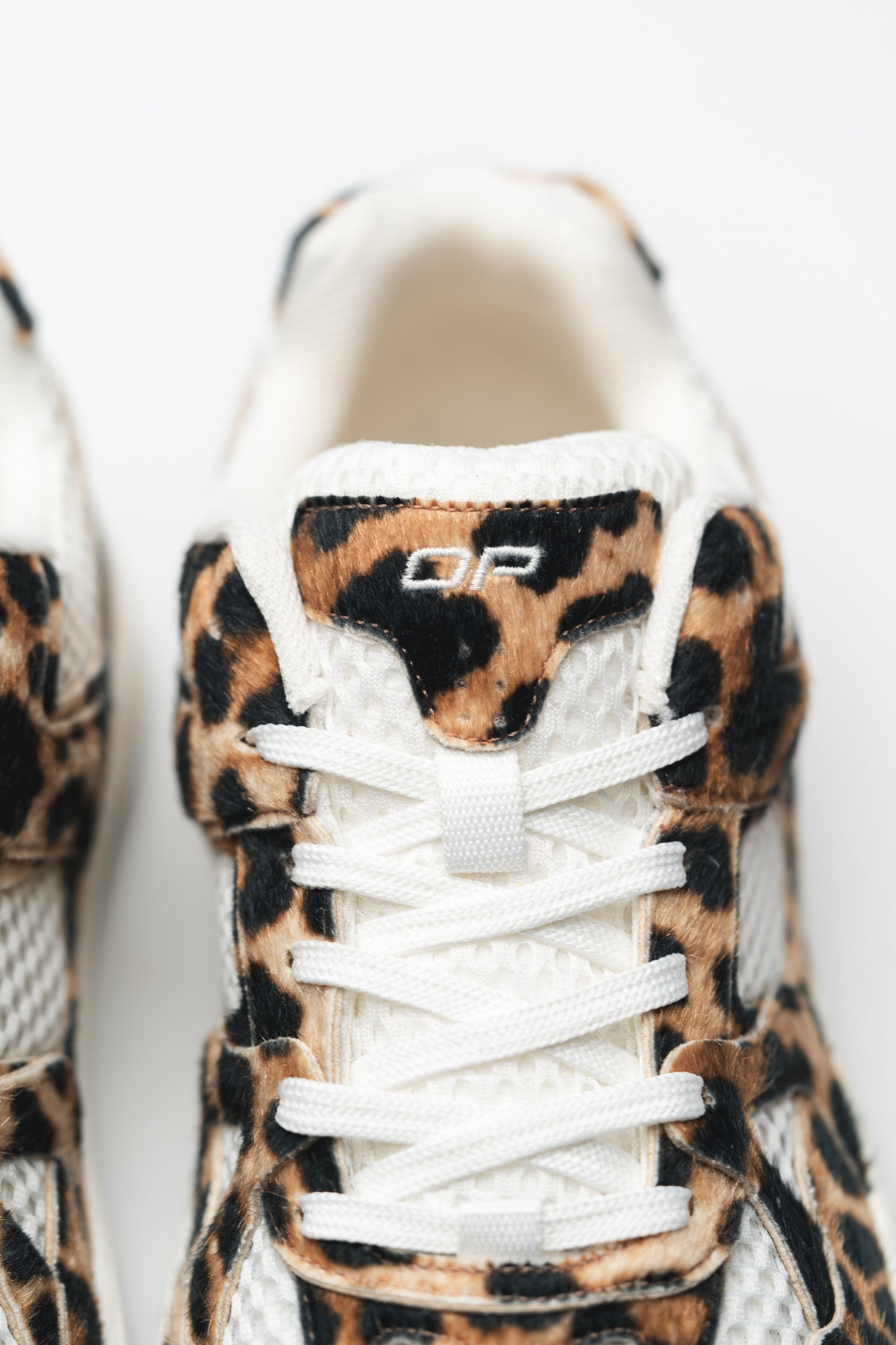 Barefoot Sneaker Retro Run Animal close