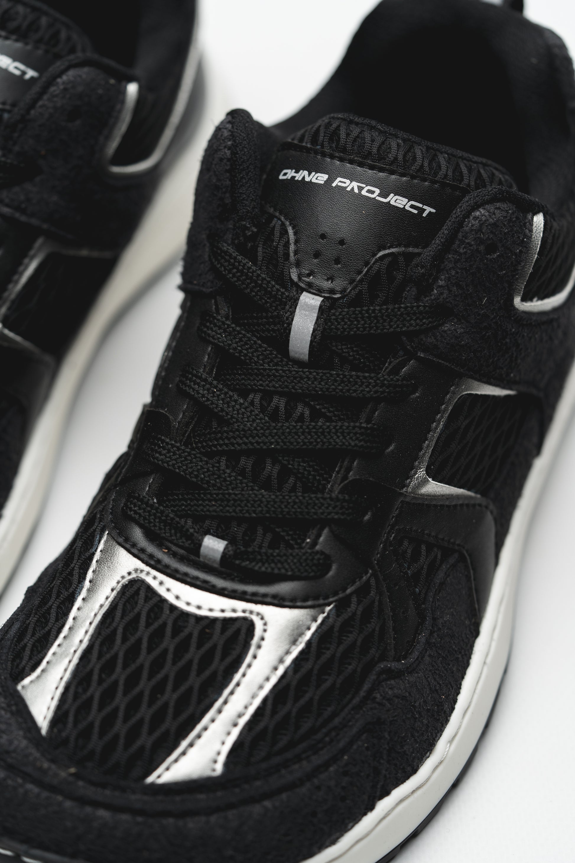 barefoot sneaker retro run silver & black Ohne Project Collection Retro Run above closer