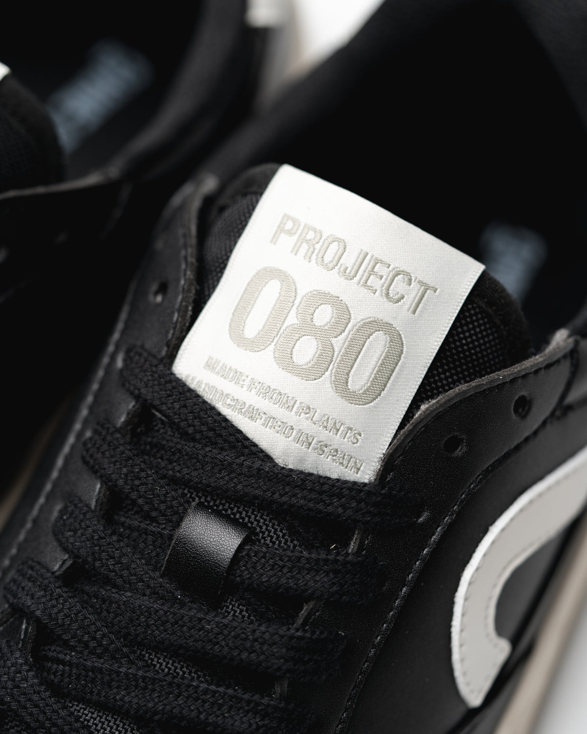 Barefoot Sneaker 080 Shadow Black Ohne Project logo view