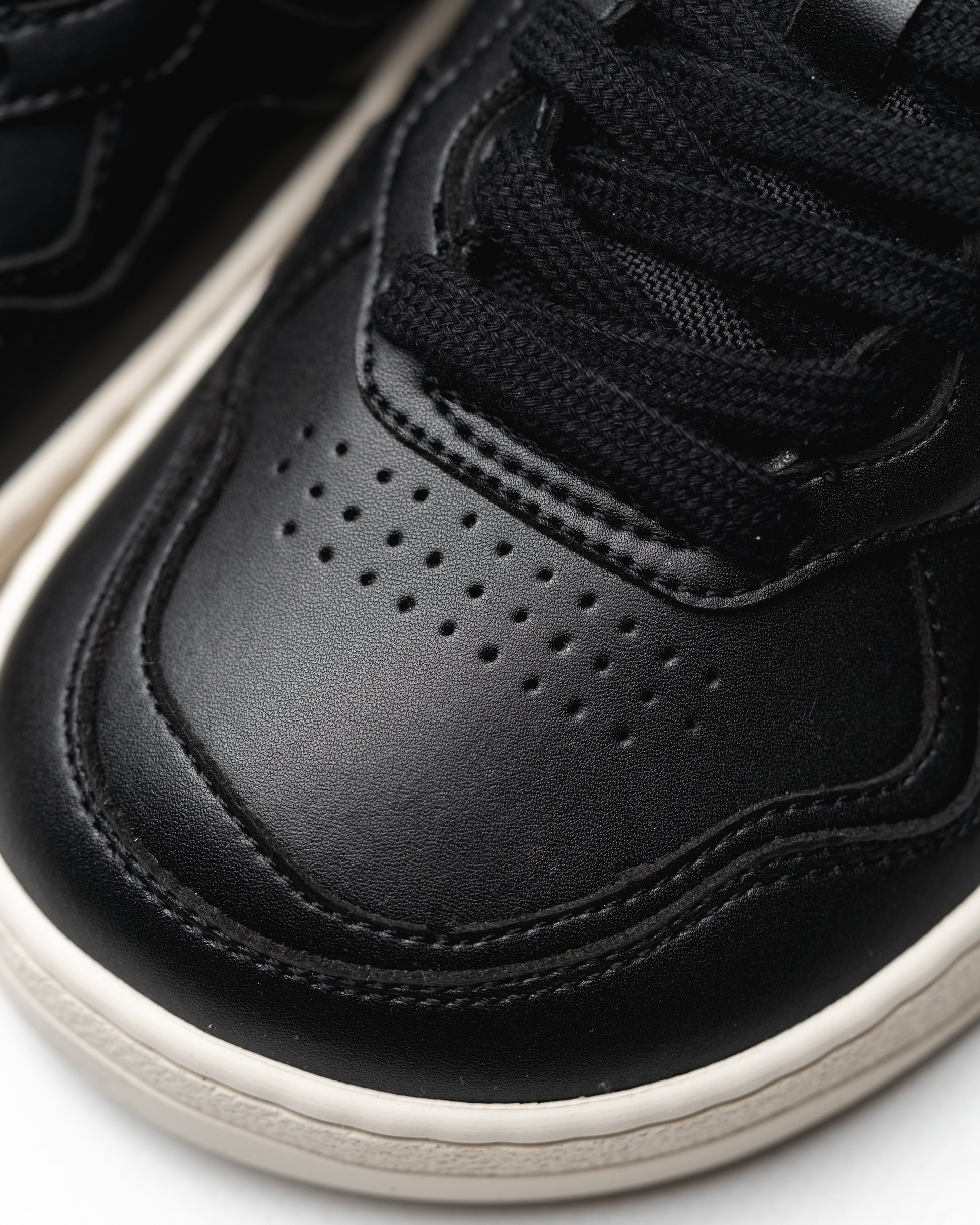 Barefoot Sneaker 080 Shadow Black Ohne Project toe view 