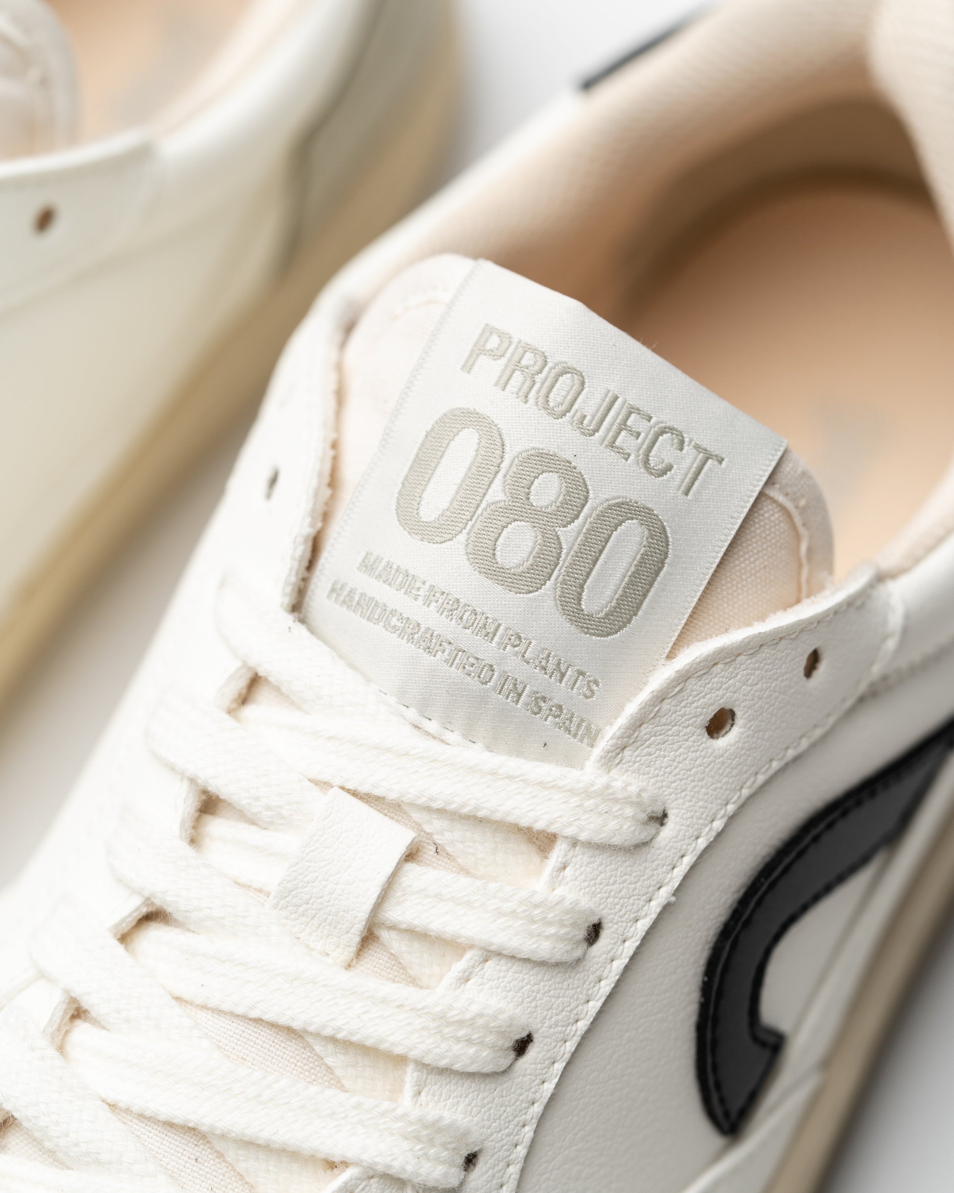 Barefoot Sneaker 080 Heritage Black Ohne Project logo view