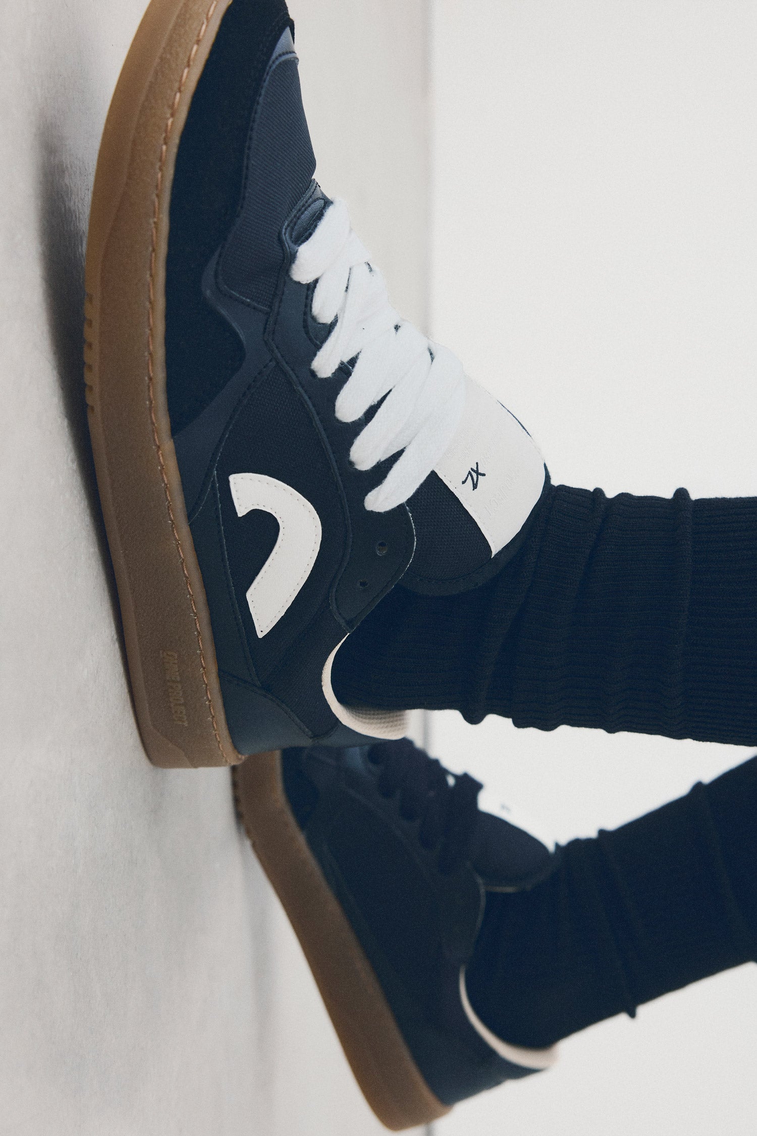 Barefoot Sneaker Project 080 XL Black Gum - Ohne Project - model walking
