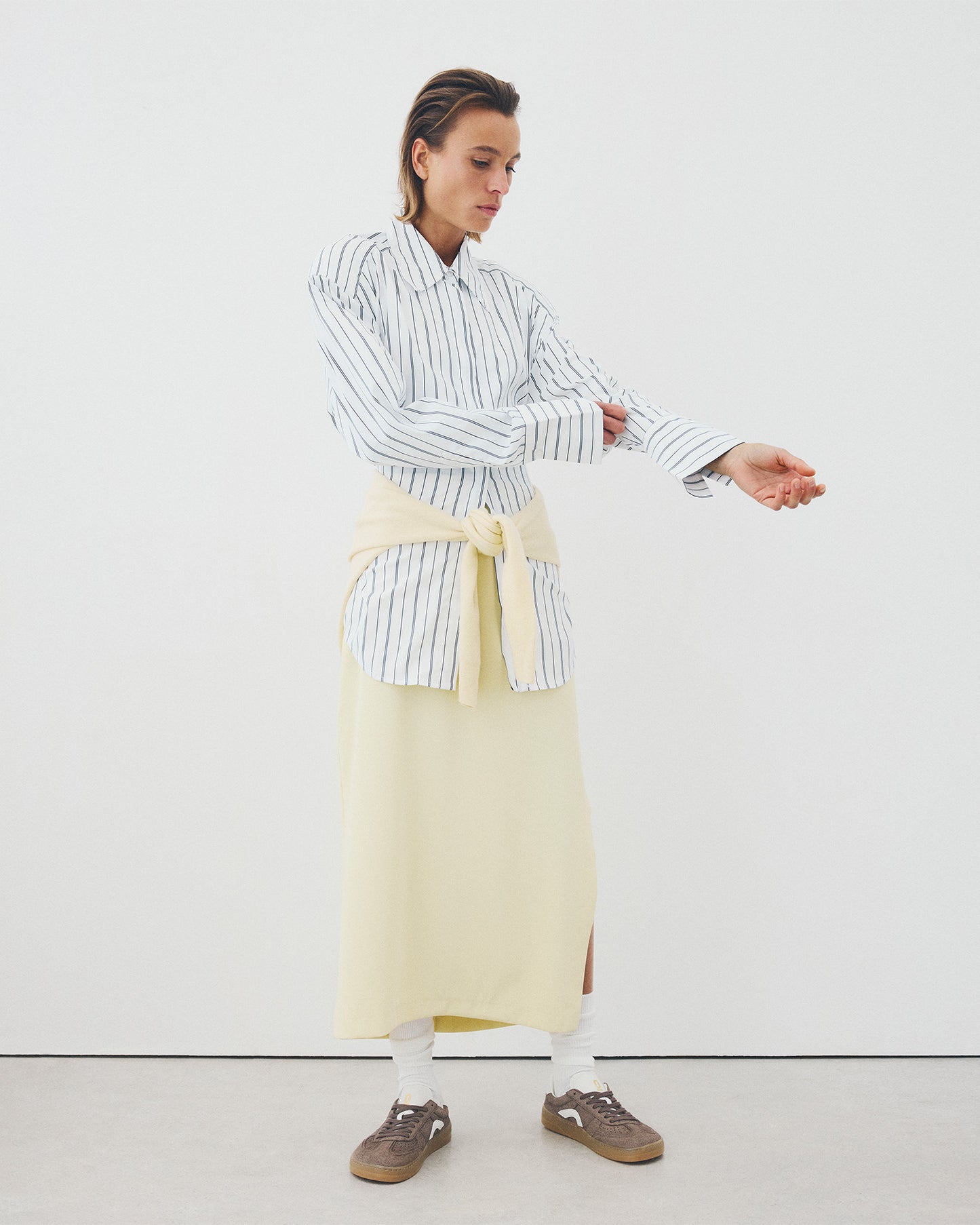 Barefoot Sneakers 070 Concrete Ohne Project worn by model