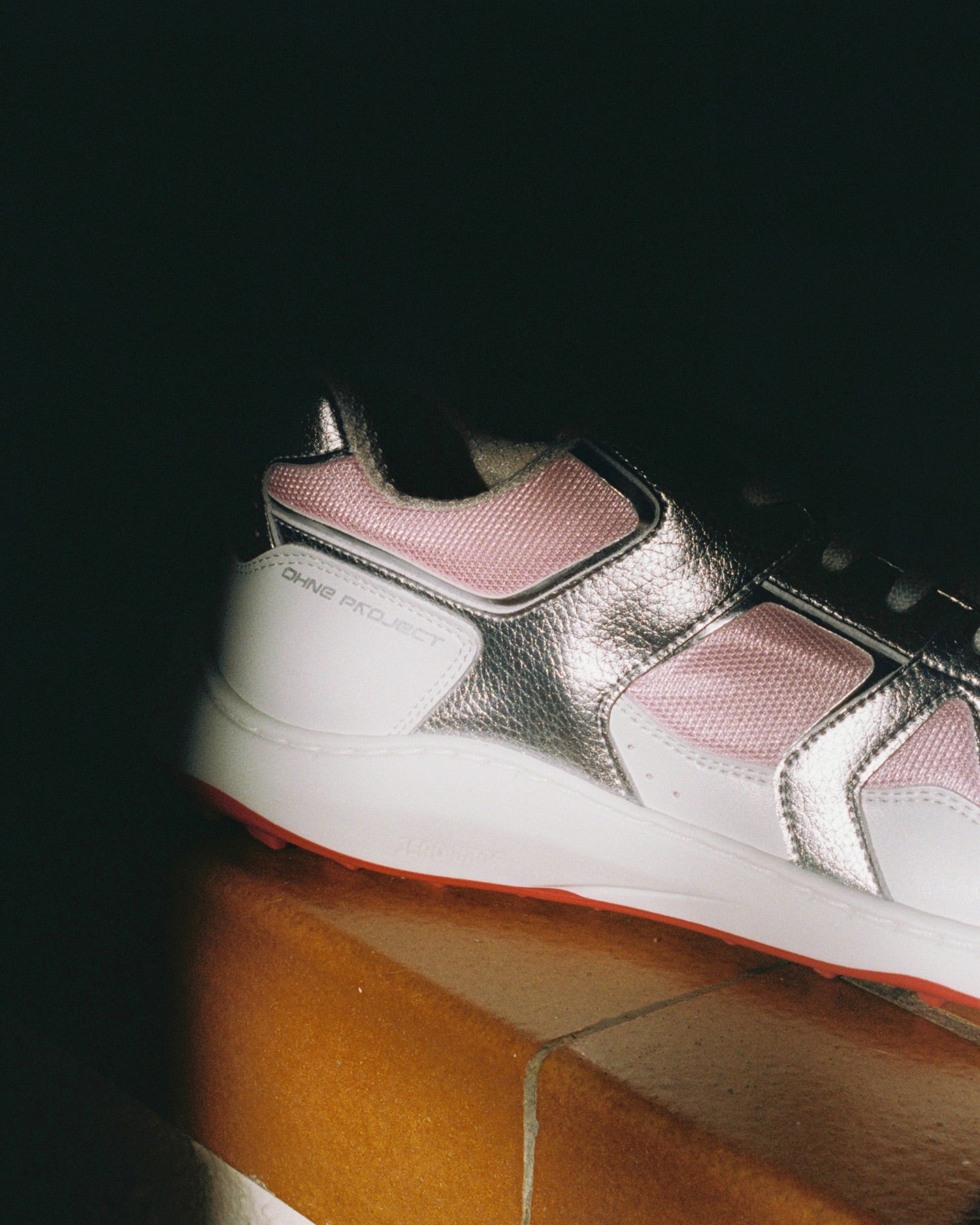barefoot sneaker retro run silver pink Ohne Project logo view