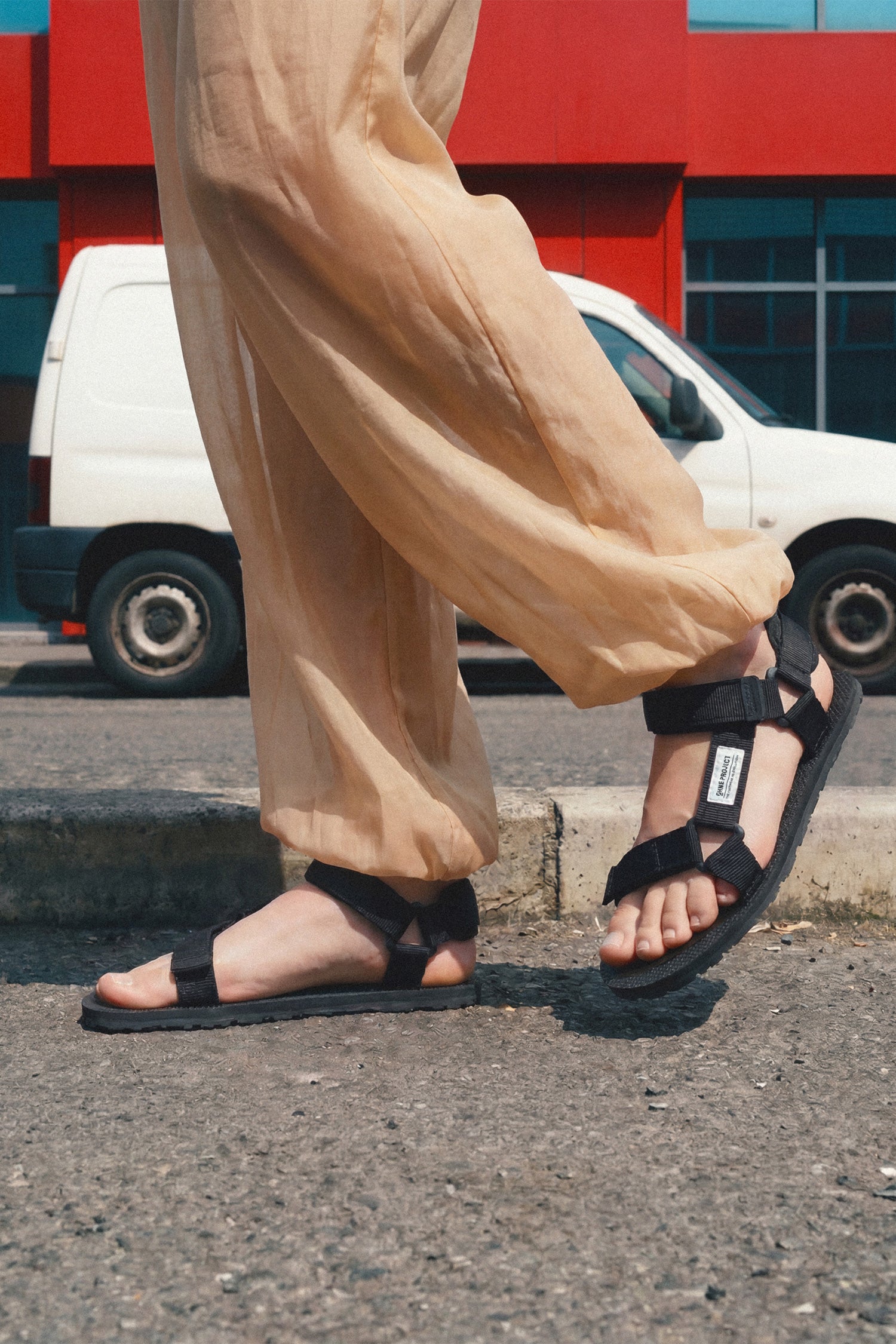 Barefoot Sandal Maui Black - Ohne Project - model walking
